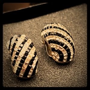 Vintage Jarin clip on earring